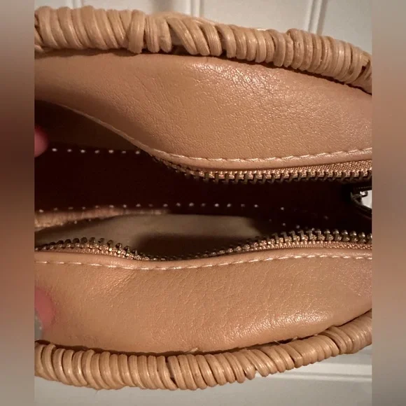 Universal Tread Straw Circle Tote Handbag - Picture 8 of 8